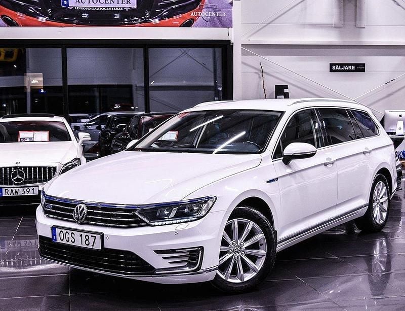 Vit Begagnad 2016 VW Passat GTE Kombi | 169 900 kr (Lite dyr) - Bild 1/4