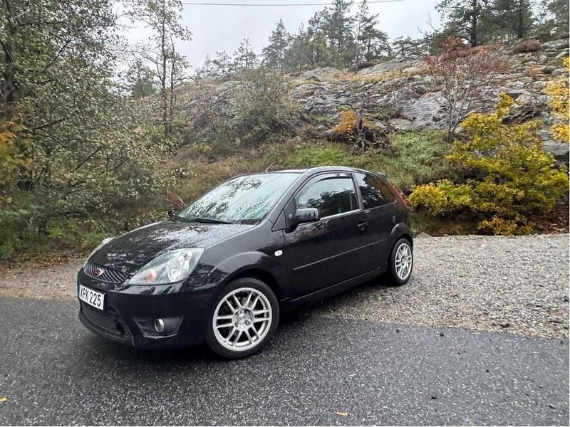 Svart Begagnad 2006 Ford Fiesta ST Halvkombi | 48 500 kr (Lite dyr) - Bild 1/3