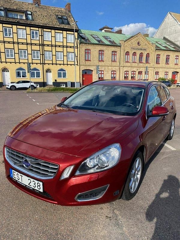 Röd Begagnad 2012 Volvo V60 Momentum Kombi | 69 950 kr (Marknadspris) - Bild 1/4