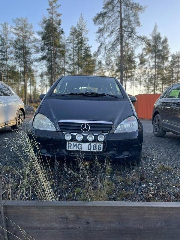 Grå Begagnad 2000 Mercedes A140 Halvkombi | 7 000 kr (Marknadspris) - Bild 1/4