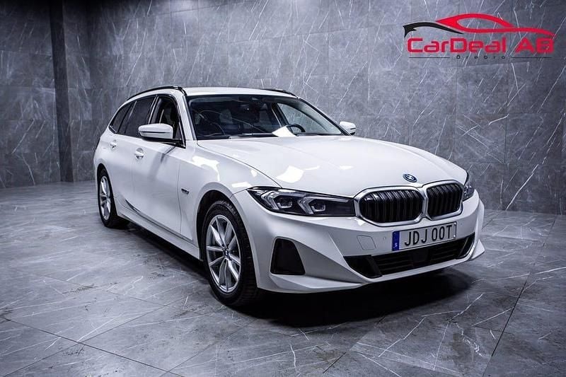 Vit Begagnad 2023 BMW 330 Kombi | 324 800 kr - Bild 1/4