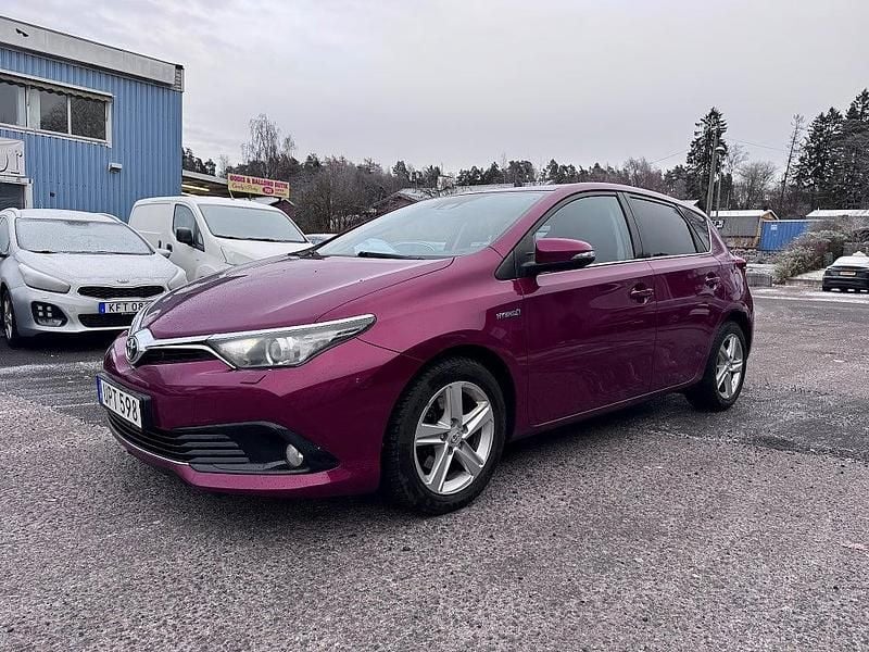 Röd Begagnad 2017 Toyota Auris Hybrid Comfort Halvkombi | 127 900 kr (Bra pris) - Bild 1/4