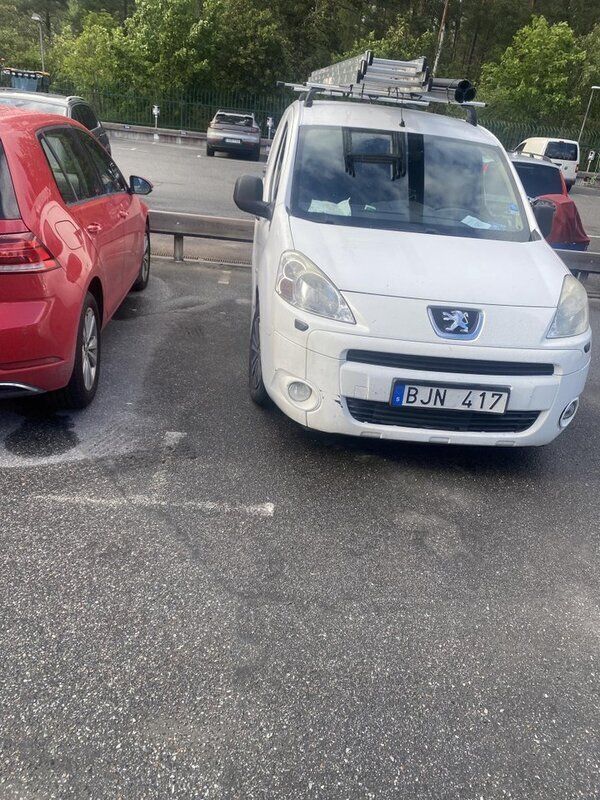 Vit Begagnad 2011 Peugeot Partner Minibuss | 37 000 kr (Marknadspris) - Bild 1/2
