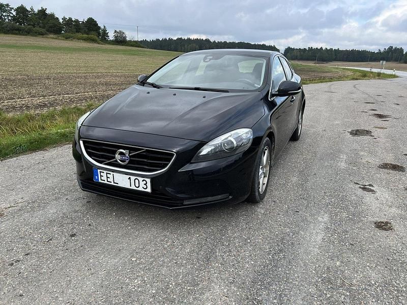 Svart Begagnad 2014 Volvo V40 Momentum Kombi | 112 000 kr (Bra pris) - Bild 1/4