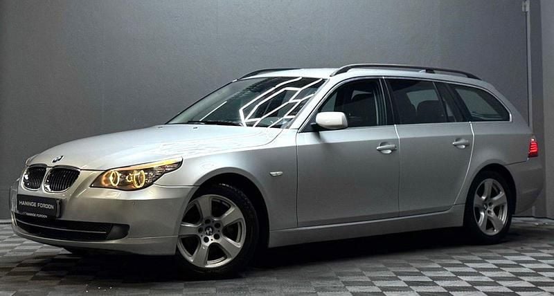 Ljusgrå (grå) Begagnad 2010 BMW 523 Kombi | 94 900 kr (Marknadspris) - Bild 1/4