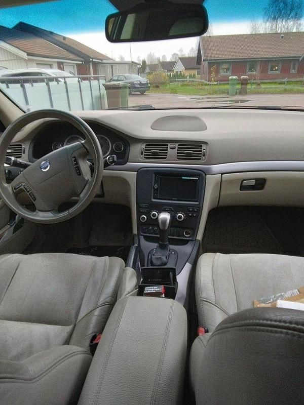 Grå Begagnad 2005 Volvo S80 Summum Sedan | 43 000 kr (Marknadspris) - Bild 1/4