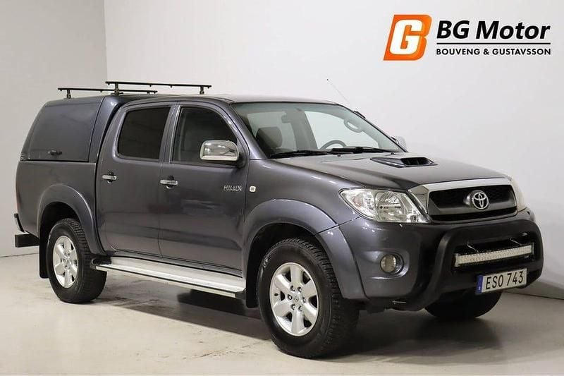 Grå Begagnad 2011 Toyota HiLux Pickup | 229 900 kr (Dyr) - Bild 1/3