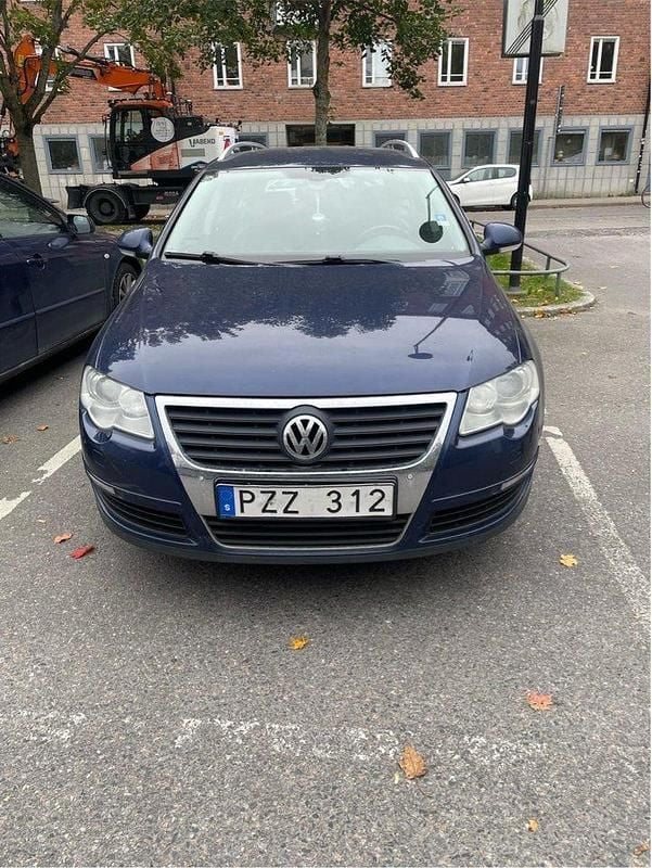 Blå Begagnad 2010 VW Passat Sportline Kombi | 38 000 kr (Bra pris) - Bild 1/4