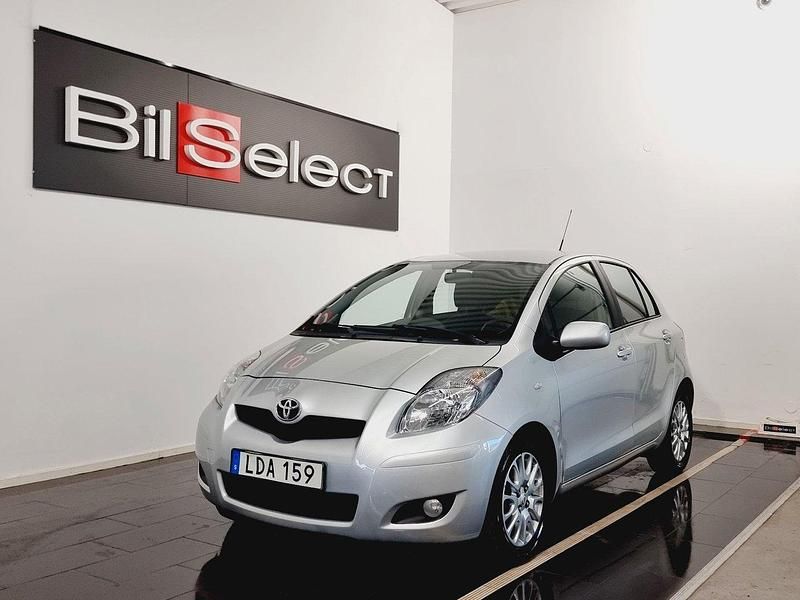 Silver Begagnad 2010 Toyota Yaris Halvkombi | 47 900 kr (Marknadspris) - Bild 1/4