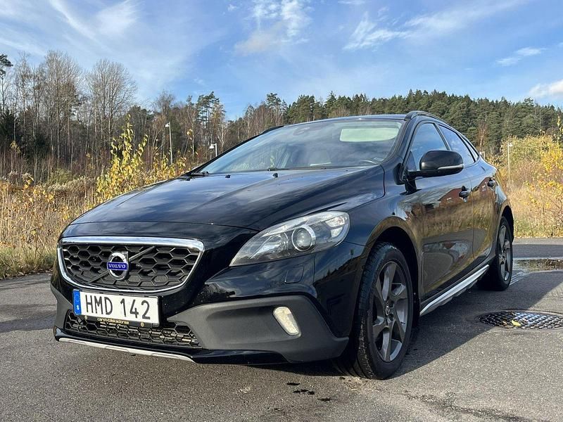 Svart Begagnad 2015 Volvo V40 CC Momentum Kombi | 105 000 kr (Bra pris) - Bild 1/4