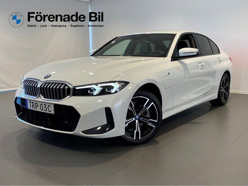 Vit Begagnad 2024 BMW 330e M Sport Sedan | 479 000 kr (Superpris) - Bild 1/4