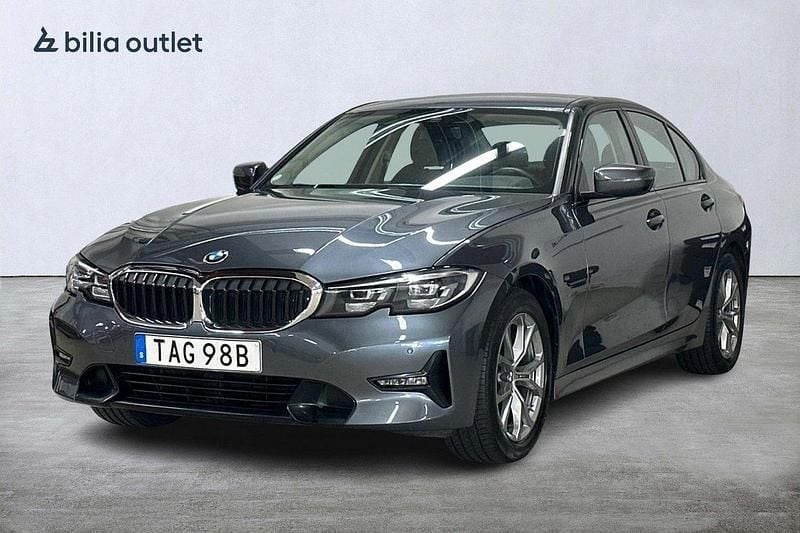 Grå Begagnad 2021 BMW 318 Sport Line Sedan | 319 900 kr - Bild 1/4