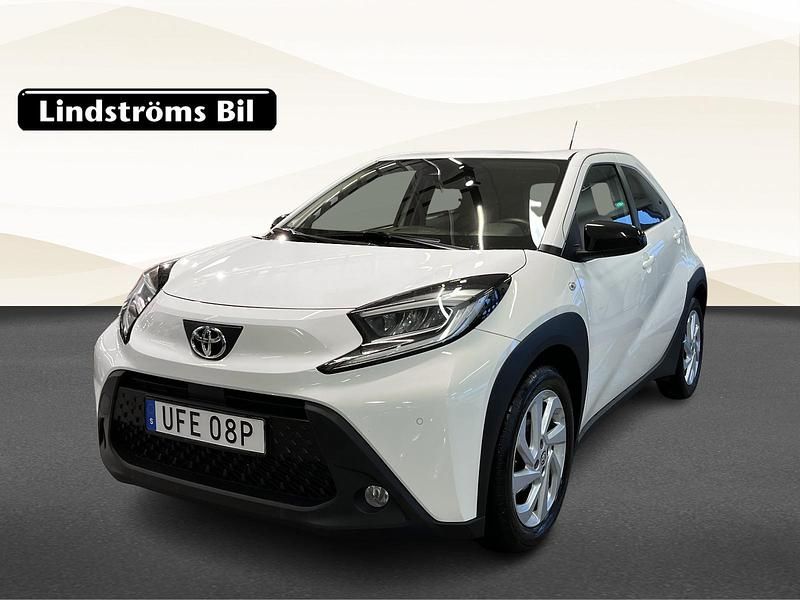 Vit Begagnad 2022 Toyota Aygo X X-play SUV | 159 900 kr (Marknadspris) - Bild 1/3