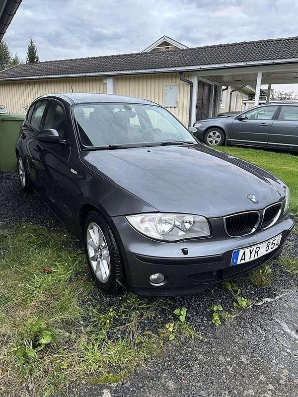 Grå Begagnad 2007 BMW 118 Halvkombi | 10 000 kr - Bild 1/4