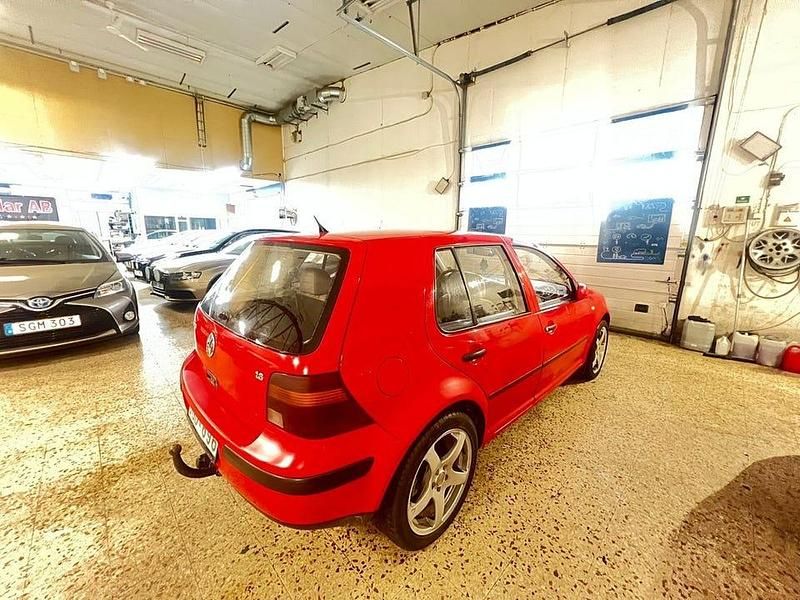 Begagnad VW Golf IV Trendline 101 HK (74 kW) 1998 Röd Halvkombi
