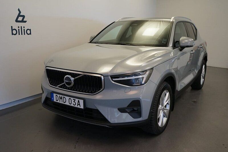 Grå Begagnad 2023 Volvo XC40 Core SUV | 369 500 kr (Marknadspris) - Bild 1/3