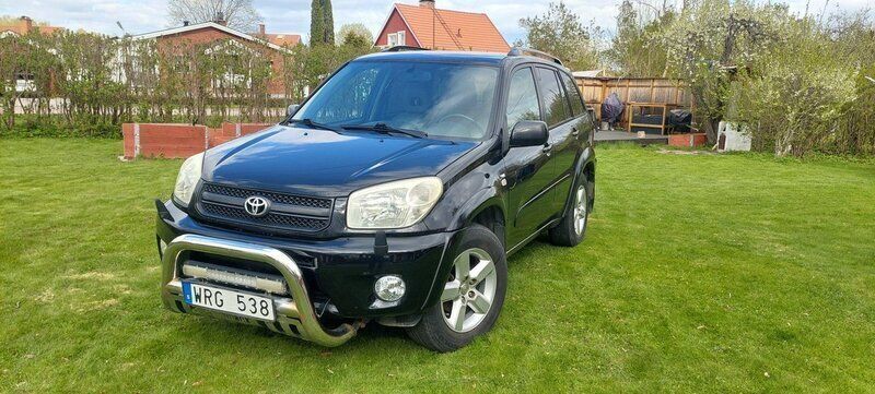 Svart Begagnad 2005 Toyota RAV4 SUV | 37 000 kr (Marknadspris) - Bild 1/4