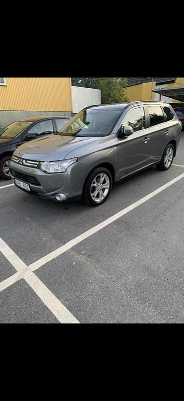 Grå Begagnad 2013 Mitsubishi Outlander SUV | 120 000 kr (Marknadspris) - Bild 1/4