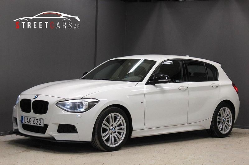 Vit Begagnad 2015 BMW 120 M Sport Halvkombi | 164 900 kr (Marknadspris) - Bild 1/4
