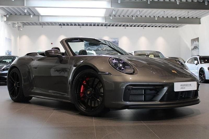 Flerfärgad Begagnad 2023 Porsche 911 Carrera 4 GTS Cab | 1 795 000 kr (Marknadspris) - Bild 1/4