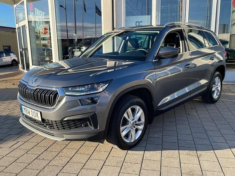 Gråmetallic Begagnad 2023 Skoda Kodiaq Family SUV | 298 000 kr (Bra pris) - Bild 1/4