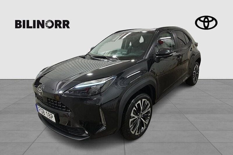 Svart Begagnad 2024 Toyota Yaris Cross Style SUV | 369 900 kr - Bild 1/4