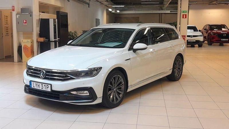 Vit Begagnad 2021 VW Passat GT Kombi | 269 900 kr (Marknadspris) - Bild 1/4