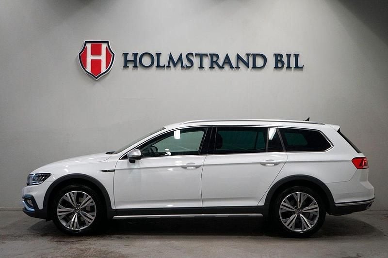 Vit Begagnad 2023 VW Passat Alltrack Kombi | 339 800 kr (Marknadspris) - Bild 1/4