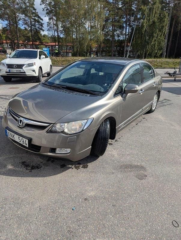 Grå Begagnad 2006 Honda Civic Hybrid Sedan | 35 000 kr (Superpris) - Bild 1/4