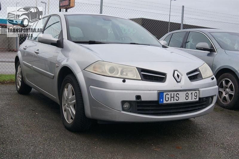 Silver (silver metallic) Begagnad 2008 Renault Mégane III Halvkombi | 24 500 kr - Bild 1/4