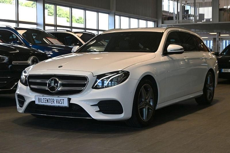 Vit Begagnad 2020 Mercedes E220 AMG Kombi | 349 000 kr (Marknadspris) - Bild 1/4