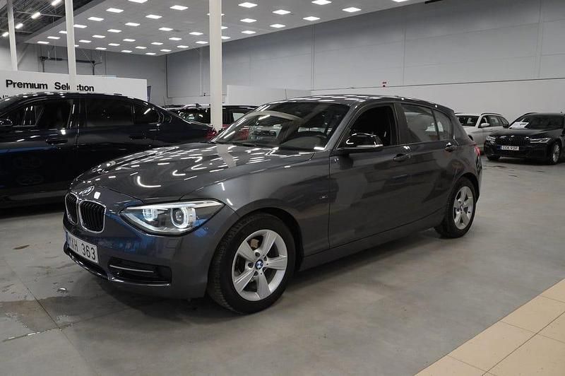 Grå Begagnad 2012 BMW 118 Sport Line Halvkombi | 99 800 kr (Marknadspris) - Bild 1/4
