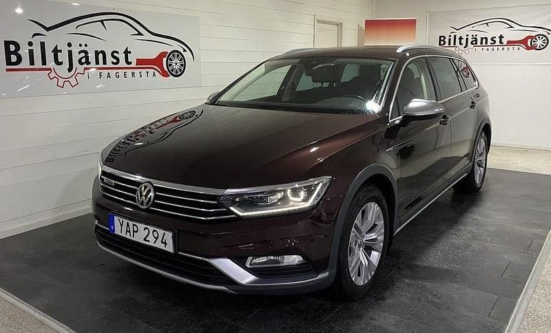 Mörkröd Begagnad 2015 VW Passat Alltrack Kombi | 169 900 kr (Marknadspris) - Bild 1/4