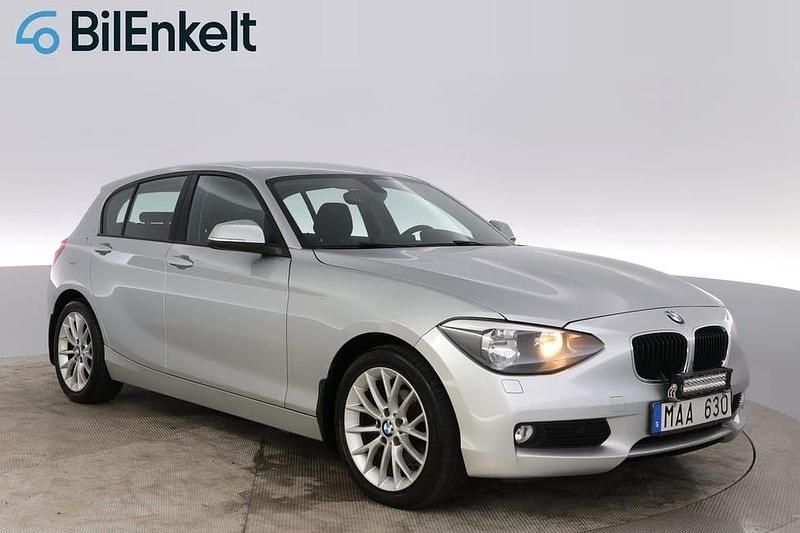 Silver Begagnad 2012 BMW 118 Halvkombi | 94 900 kr (Bra pris) - Bild 1/4