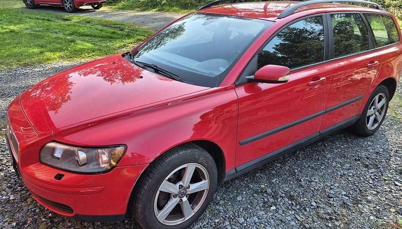 Röd Begagnad 2005 Volvo V50 Kombi | 24 000 kr (Marknadspris) - Bild 1/4