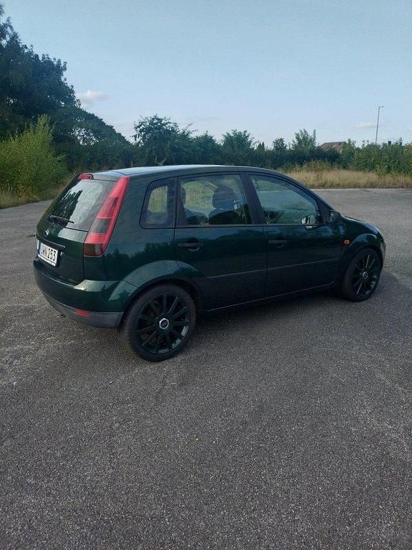 Grön Begagnad 2004 Ford Fiesta Halvkombi | 24 000 kr (Marknadspris) - Bild 1/2