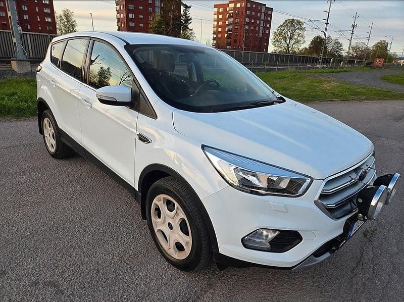 Vit Begagnad 2019 Ford Kuga Trend SUV | 150 000 kr (Superpris) - Bild 1/4