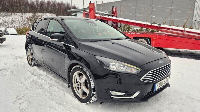 Svart Begagnad 2016 Ford Focus Titanium Halvkombi | 69 900 kr (Marknadspris) - Bild 1/4