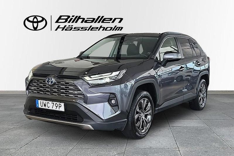 Mörkgrå Begagnad 2022 Toyota RAV4 Hybrid Executive SUV | 394 900 kr (Marknadspris) - Bild 1/4