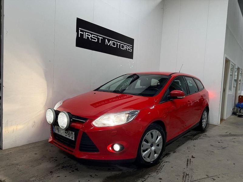Röd Begagnad 2013 Ford Focus Trend Kombi | 69 900 kr (Marknadspris) - Bild 1/4