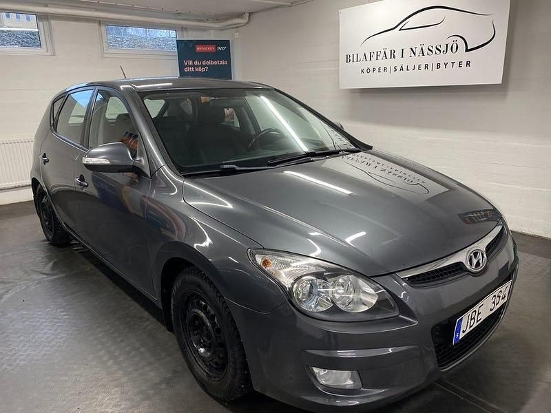 Grå Begagnad 2009 Hyundai i30 Halvkombi | 22 900 kr (Bra pris) - Bild 1/4