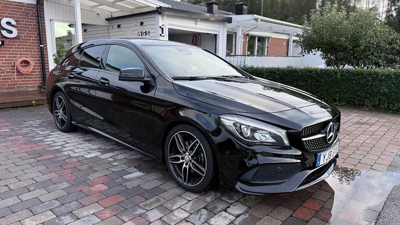 Svart Begagnad 2017 Mercedes CLA200 Shooting Brake AMG Kombi | 175 500 kr (Marknadspris) - Bild 1/4