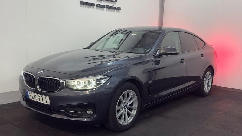 Grå Begagnad 2018 BMW 320 Gran Turismo Sport Line Halvkombi | 189 900 kr (Marknadspris) - Bild 1/4