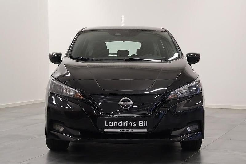 Begagnad Nissan Leaf Acenta 110 kW (150 HK) 2023 Svart Halvkombi