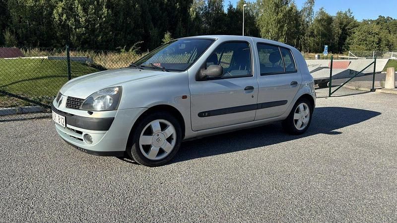 Grå Begagnad 2003 Renault Clio II Authentique Halvkombi | 20 000 kr (Marknadspris) - Bild 1/4