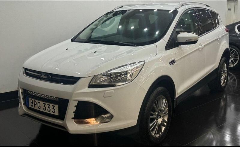Vit Begagnad 2015 Ford Kuga Titanium SUV | 104 900 kr (Marknadspris) - Bild 1/4