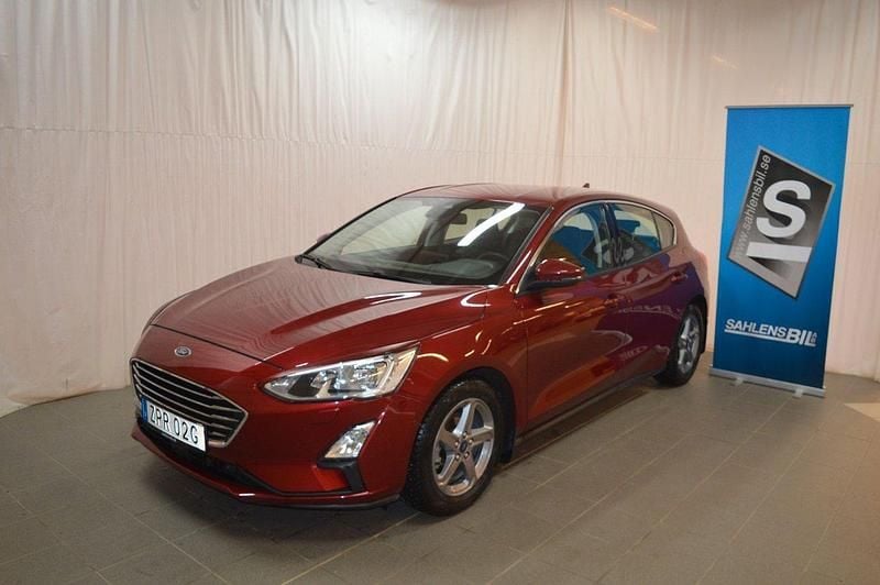 Röd Begagnad 2018 Ford Focus Titanium Halvkombi | 159 000 kr (Marknadspris) - Bild 1/4