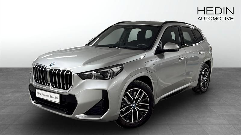 Grå Begagnad 2025 BMW X1 Comfort Edition SUV | 558 700 kr - Bild 1/4