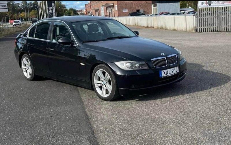 Svart Begagnad 2006 BMW 325 Advantage Sedan | 44 900 kr (Bra pris) - Bild 1/4
