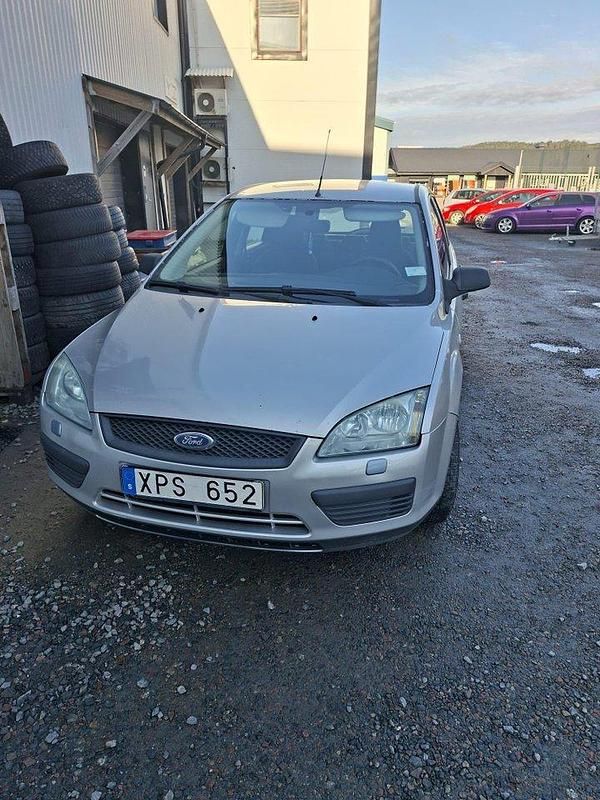Silver Begagnad 2006 Ford Focus Kombi | 25 000 kr (Lite dyr) - Bild 1/4